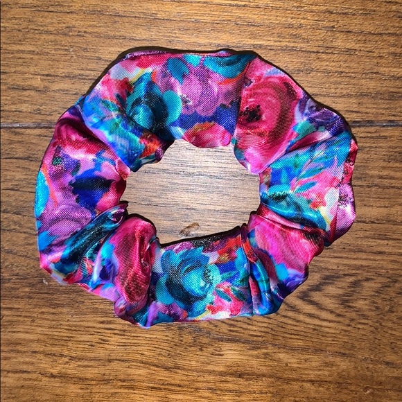 𝐇𝐚𝐩𝐩𝐲 𝐅𝐥𝐨𝐫𝐚𝐥𝐬 𝐒𝐜𝐫𝐮𝐧𝐜𝐡𝐢𝐞 - Picture 2 of 3